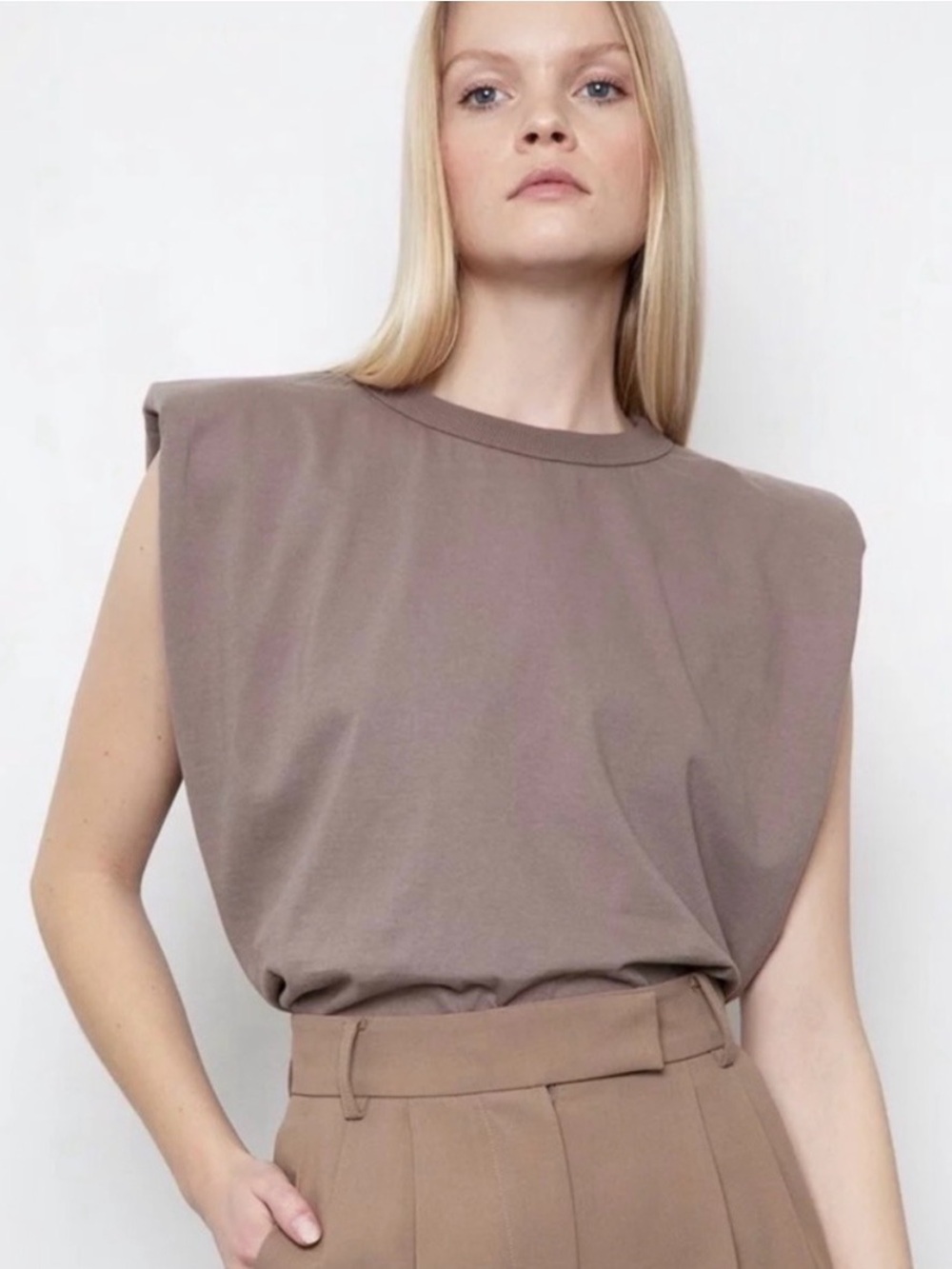 Frankie Shop - Eva Padded-Shoulder Muscle Tee in Taupe